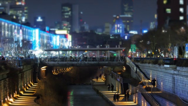 东大门时尚城及平洼市场附近清溪川溪夜景视频素材