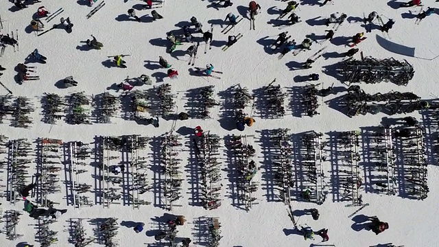 人们在滑雪场滑雪的鸟瞰图视频素材