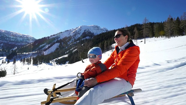 母亲和小儿子滑雪橇视频素材