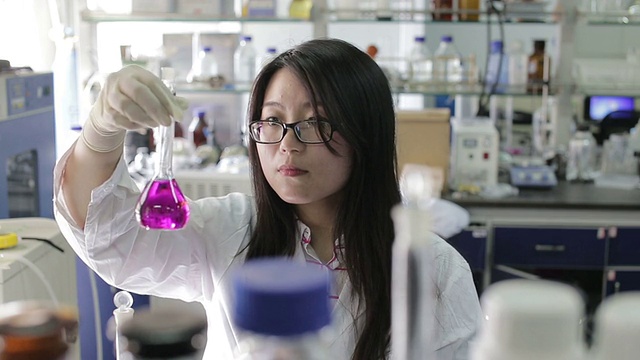亚洲女科学家看着烧杯液体视频下载