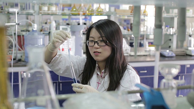 亚洲女科学家做试管实验视频素材