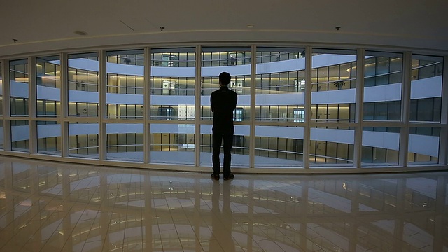 一个人站在办公楼前视频素材
