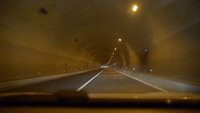 汽车穿过隧道视频素材