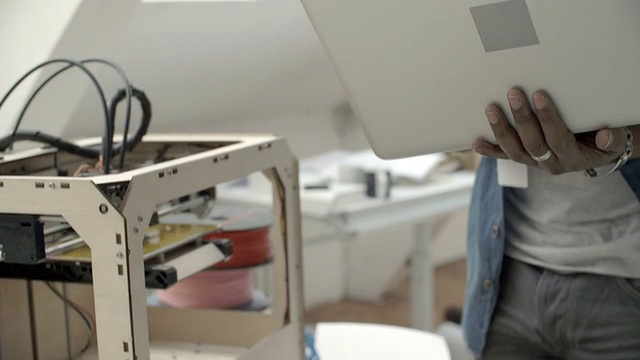 高清:非裔美国人用3D打印机工作。视频素材