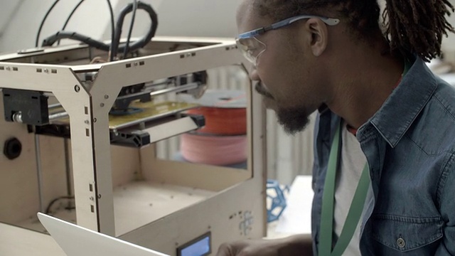 高清:非裔美国人用3D打印机工作。视频素材