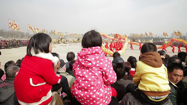 人们在庙会上看舞龙庆祝中国的春节视频下载