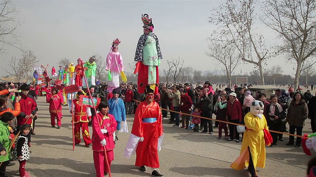 在社火庆祝活动中，村民们装扮成古代人物参加游行视频下载