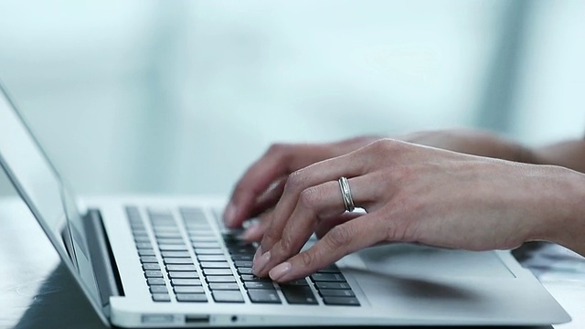 在笔记本电脑键盘上打字的女人视频下载