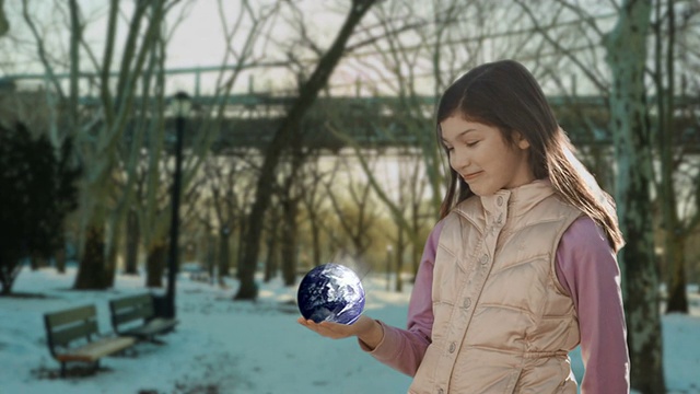 旋转地球，地球，女孩，孩子握着人类的手，阳光视频素材