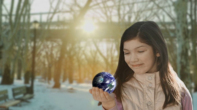 一个女孩手里拿着旋转的地球视频素材
