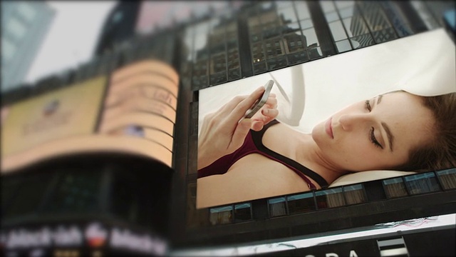 年轻女子白天在纽约曼哈顿时代广场视频下载