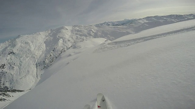 白雪皑皑的山峰仰天俯瞰视频素材
