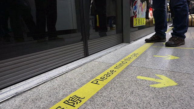 乘客在地铁站月台等候上车。时间流逝。视频下载
