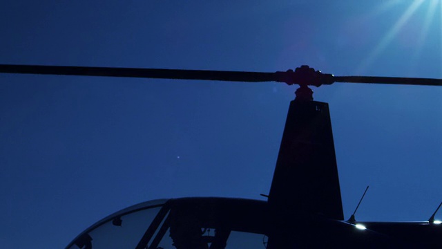 直升机在飞行中视频素材