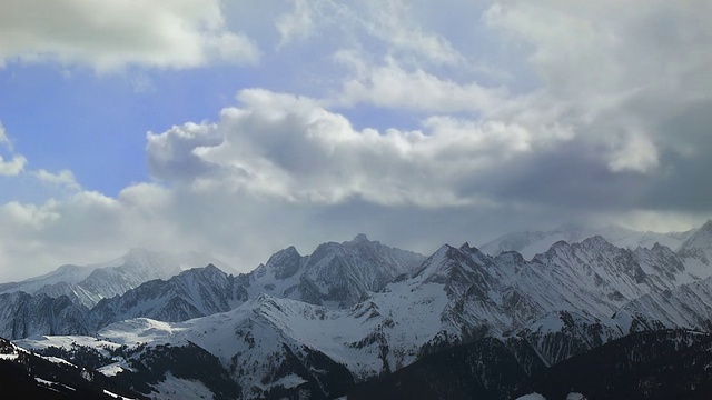 阿尔卑斯山上暴风雨的天空视频素材