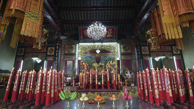 祭品和蜡烛在中国寺庙的祭坛上燃烧视频下载