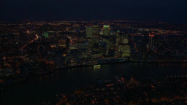沿泰晤士河、金丝雀码头、O2体育馆和Excel中心的伦敦夜间航拍视频下载