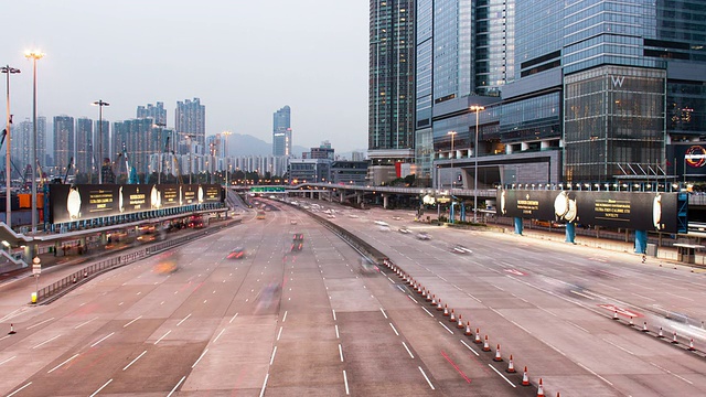 时间流逝，香港多车道高速公路和建筑物上的繁忙交通。视频素材