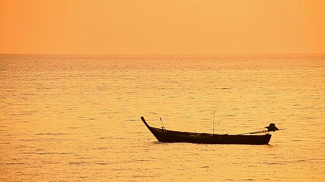 日落海滩上的渔船视频素材