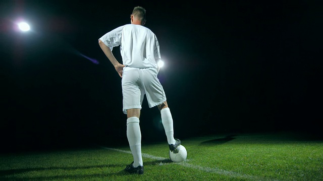 足球运动员在灯光下摆姿势视频素材
