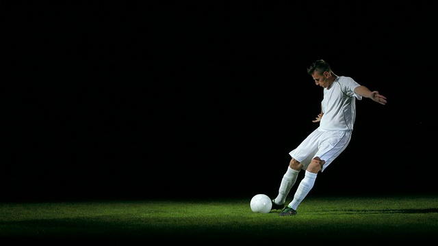 足球运动员踢球，计时视频素材