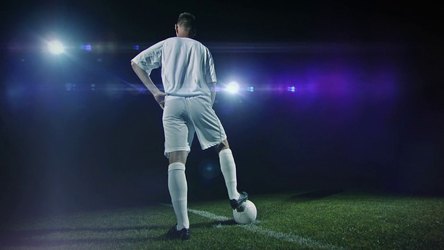 足球运动员在灯光下摆姿势视频素材