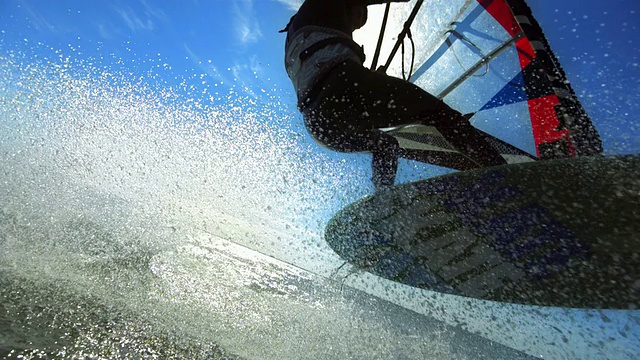 男性滑浪风帆跳伞，带水滴，计时视频下载