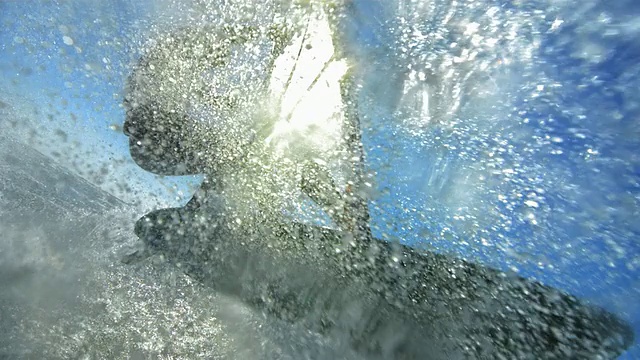 男性风帆冲浪飞溅相机视频下载