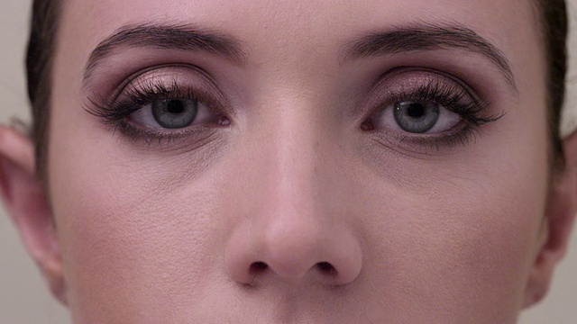 ECU摄影相机在女人眨眼时对她的眼睛进行了特写视频素材