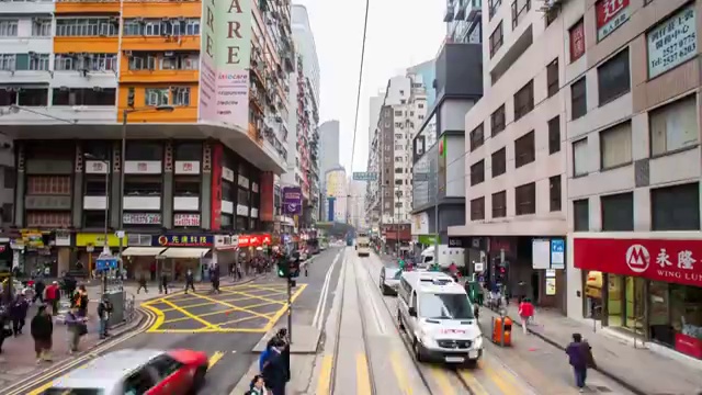 超级瞬间，穿越香港市中心的历史电车视频素材