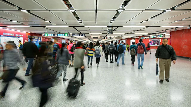 人们穿过香港地铁中央站的时间流逝视频素材