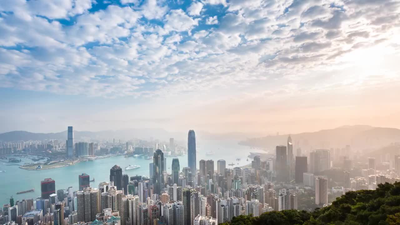 时间流逝，香港天际线和维多利亚港沐浴在清晨的阳光，放大视频下载