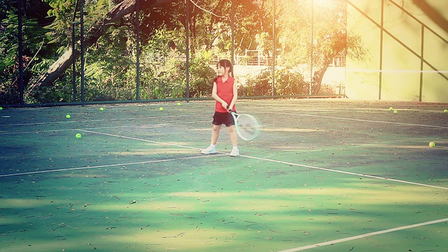 小女孩在网球场上视频素材