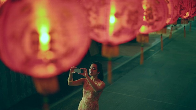 WS女人在晚上拍红灯笼的照片。视频素材