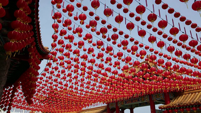 天后宫里挂着大量的中国灯笼庆祝春节视频素材