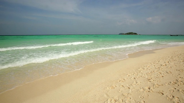 MS水晶清澈的波浪在泰国岛上的海滩与天堂岛的背景视频下载