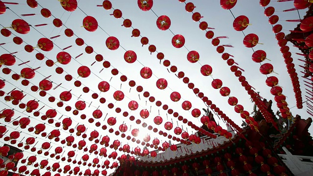 天后宫的中国灯笼随着太阳的耀斑在风中飘扬视频素材