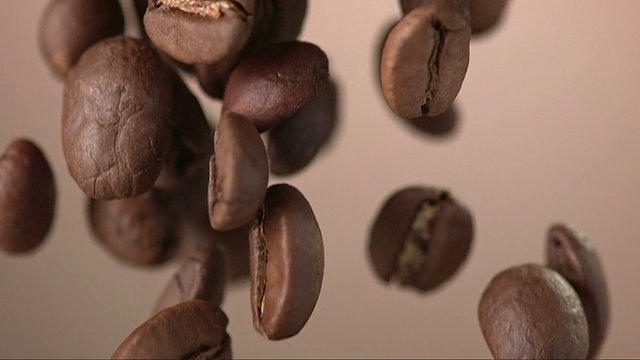 咖啡豆落下的背景(超级慢镜头)视频素材