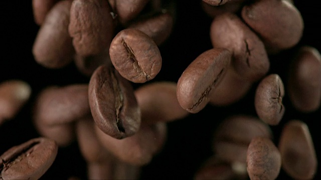 黑色背景下的咖啡豆(超级慢镜头)视频下载
