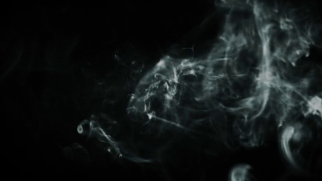 烟雾在黑色背景-股票视频视频下载