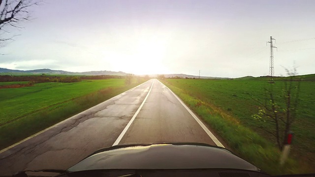 车载摄像头:在一条笔直的空路上行驶视频素材
