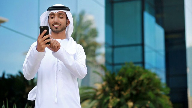 阿联酋商人在户外使用电话视频下载