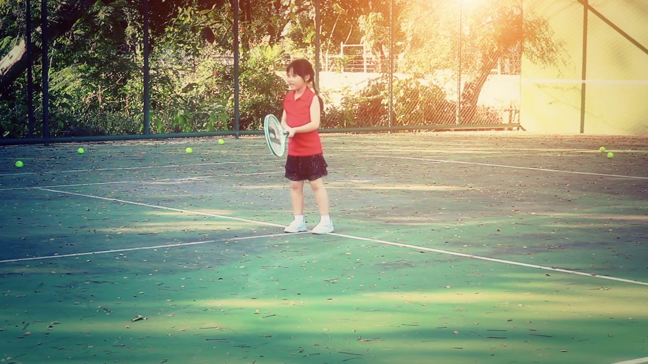 小女孩在网球场上视频下载