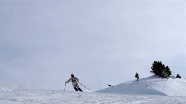 高清:成年女子滑雪的超级慢动作镜头视频素材