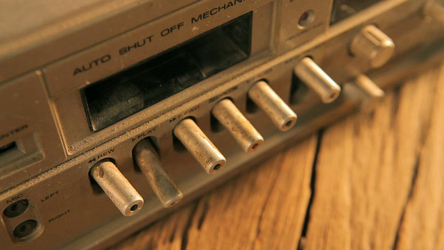 旧的卡式磁带和卡式录音机视频下载