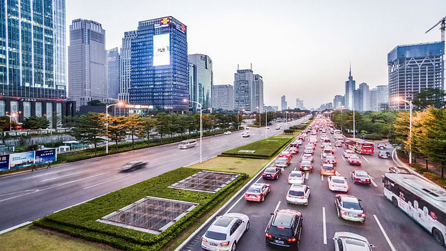 中国深圳，2014年11月20日:中国深圳，从日落到夜晚，市中心的交通非常繁忙视频素材