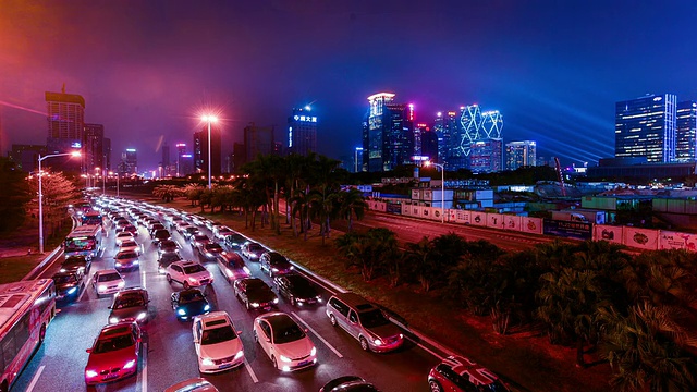 中国深圳，2014年11月20日:中国深圳，深圳的交通和建筑夜景视频素材