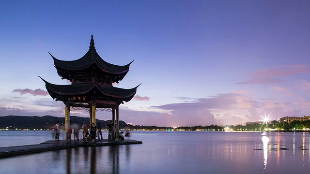 日落时分，杭州西湖上的天空和亭子。时间流逝。视频素材