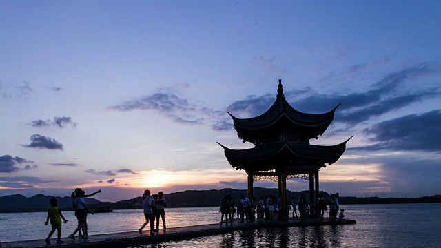 日落时分，杭州西湖上的天空和亭子。时间流逝。视频素材