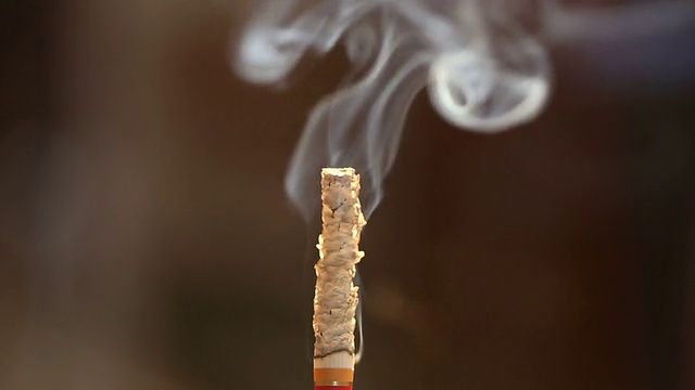 香烟在空气中燃烧，背景孤立。视频素材